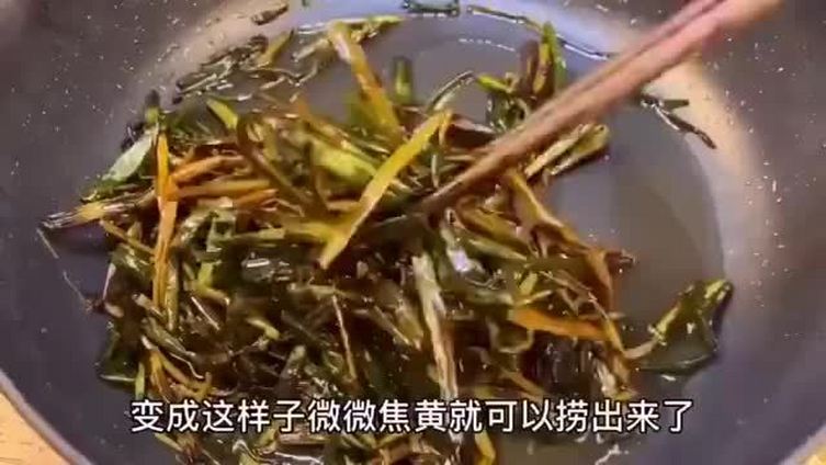 五分钟搞定一碗香喷喷的葱油拌面,觉得吃上一口都满满的幸福...    #情侣间搞笑日常# 